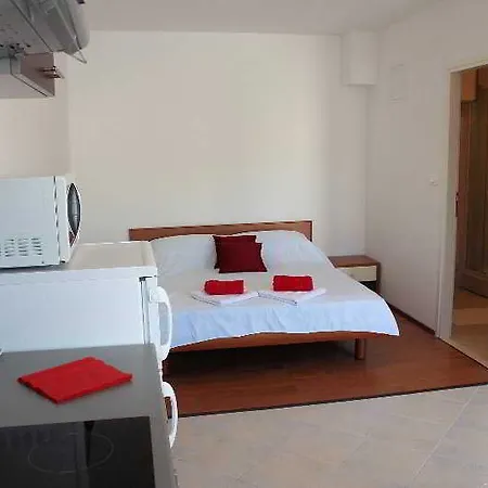 Ira Apartment